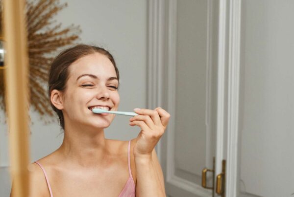 Chica joven cepillándose los dientes